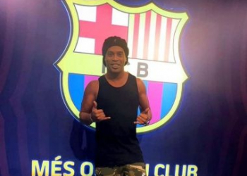 Jornal catalão sugere que Barça rompa com Ronaldinho por apoiar Bolsonaro