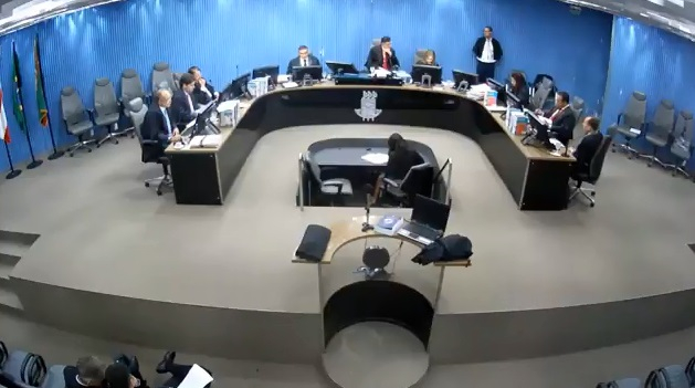 TRE rejeita embargos de Assis e Val por unanimidade e pede o afastamento do prefeito e da vice de Coité