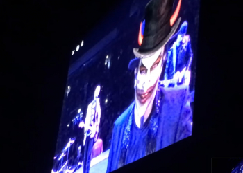 U2 chama Bolsonaro de ‘Capitão Bossa Nova’ e diz que carnaval no Brasil vai virar parada militar