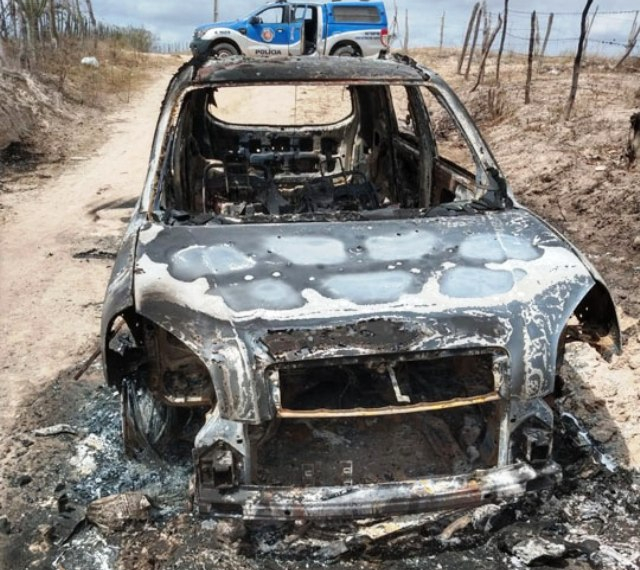 Veículo encontrado totalmente queimado em estrada vicinal de Coité