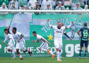 Em  jogo de ‘seis pontos’ Vitória bate a Chape fora de casa e deixa o Z4