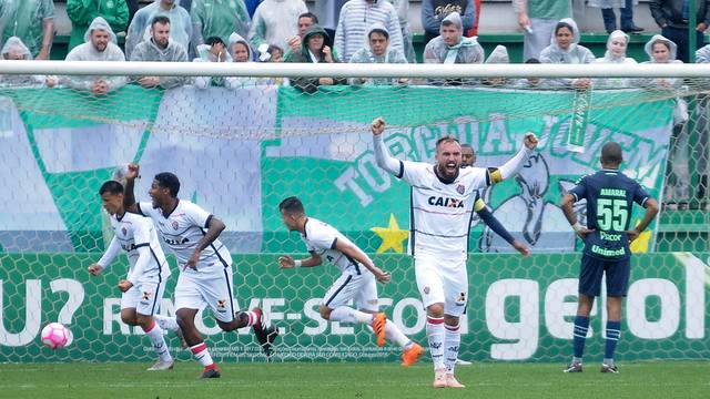 Em  jogo de ‘seis pontos’ Vitória bate a Chape fora de casa e deixa o Z4
