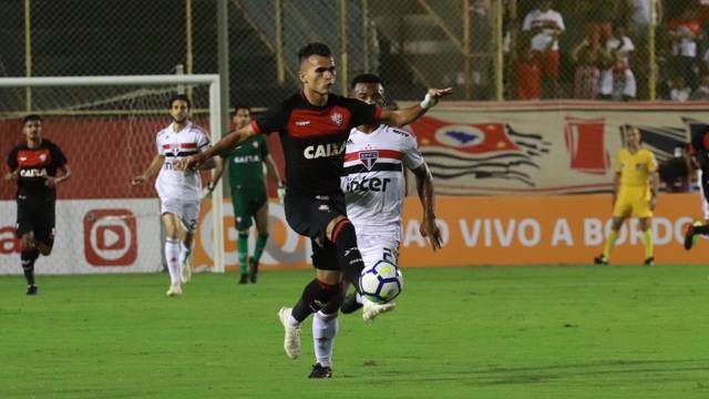 Vitoria perde no Barradão para o São Paulo e se complica no Brasileirão