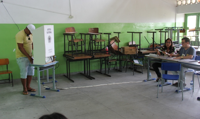 Maior colégio eleitoral de Conceição do Coité teve movimento intenso durante a manhã