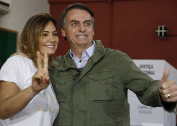 Acompanhado de agentes da PF e da mulher, Bolsonaro vota no Rio