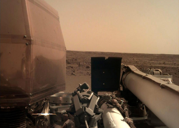 Após pouso, sonda da Nasa ativa painéis solares e envia foto da superfície de Marte