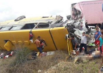 Colisão envolvendo ônibus escolar e carreta deixa mortos e feridos próximo a Santa Bárbara