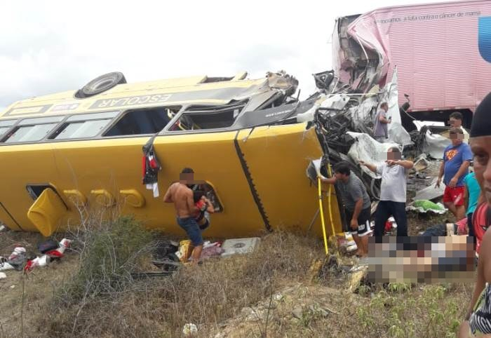 Colisão envolvendo ônibus escolar e carreta deixa mortos e feridos próximo a Santa Bárbara