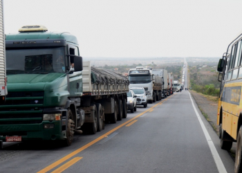Acidente em Santa Bárbara deixa seis mortos e pelo menos 26 feridos na colisão frontal entre carreta e ônibus de Euclides da Cunha