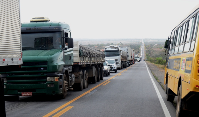 Acidente em Santa Bárbara deixa seis mortos e pelo menos 26 feridos na colisão frontal entre carreta e ônibus de Euclides da Cunha