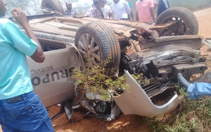 Motorista de carro funerário ‘surta’ ao chegar em cemitério, foge com caixão em alta velocidade e provoca acidente