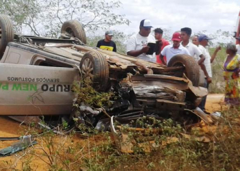 Motorista de carro funerário ‘surta’ ao chegar em cemitério, foge com caixão em alta velocidade e provoca acidente