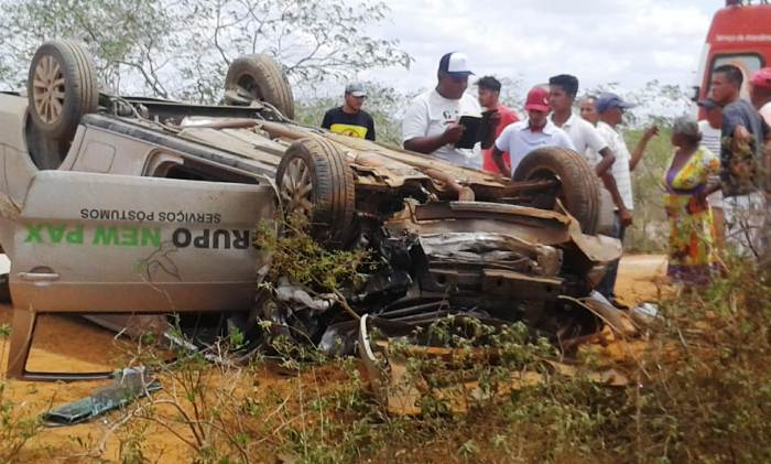 Motorista de carro funerário ‘surta’ ao chegar em cemitério, foge com caixão em alta velocidade e provoca acidente