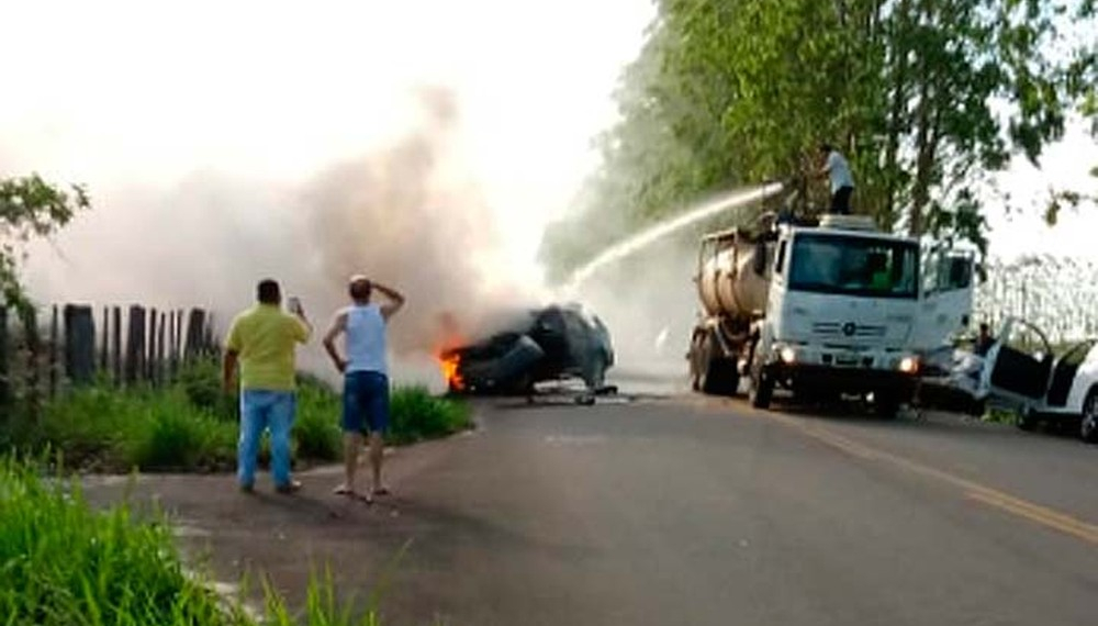 Mulher morre após carros baterem de frente e um deles pegar fogo