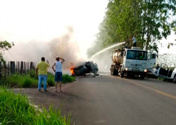 Mulher morre após carros baterem de frente e um deles pegar fogo