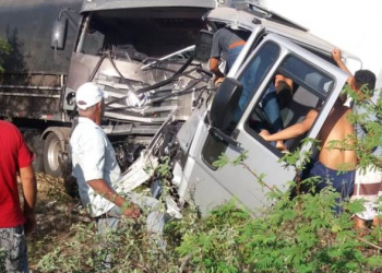 Colisão envolvendo carreta e caminhão deixa dois feridos na BR 116