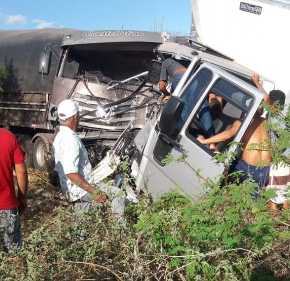 Colisão envolvendo carreta e caminhão deixa dois feridos na BR 116