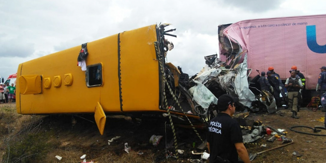Acidente em Santa Bárbara deixa seis mortos e pelo menos 26 feridos na colisão frontal entre carreta e ônibus de Euclides da Cunha