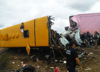 Acidente em Santa Bárbara deixa seis mortos e pelo menos 26 feridos na colisão frontal entre carreta e ônibus de Euclides da Cunha