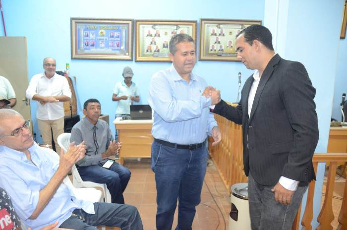 Olindina – Vereador Junior fica frustrado pela falta de quórum em sessão que Alex da Piatã foi agradecer votos recebidos no município