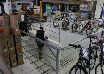 Grupo invade loja de eletrodomésticos e faz 28 pessoas reféns, entre elas uma bebê; quatro são presos