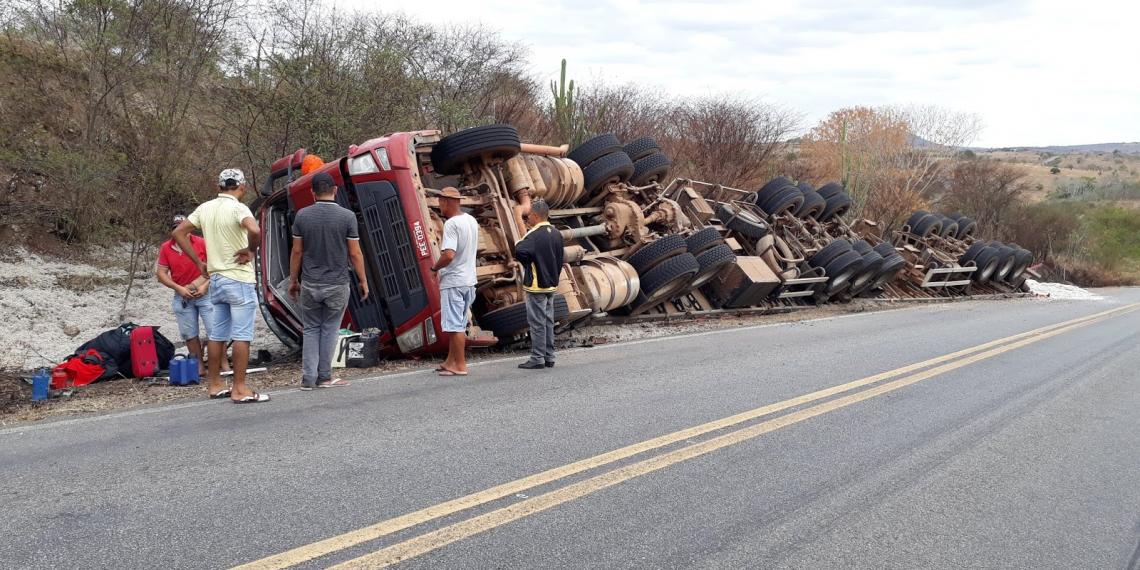 Bitrem carregado de caroço de algodão tomba na BA 130