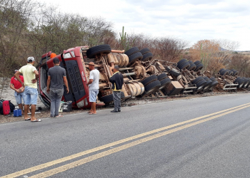 Bitrem carregado de caroço de algodão tomba na BA 130