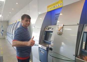 Bolsonaro vai ao banco e cumprimenta simpatizantes