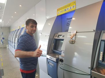 Bolsonaro vai ao banco e cumprimenta simpatizantes