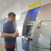 Bolsonaro vai ao banco e cumprimenta simpatizantes