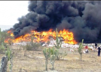 Carreta tomba na BR 324 trecho Nova Fátima/Riachão e é consumida pelo fogo