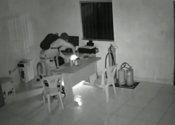 São Domingos – Câmera de segurança registra momento da invasão de ladrão a escritório de posto de combustível