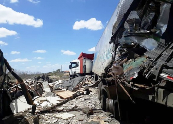 Caminhão parado para troca de pneu é atingido por outro na BR 116 Norte. Uma pessoa morreu
