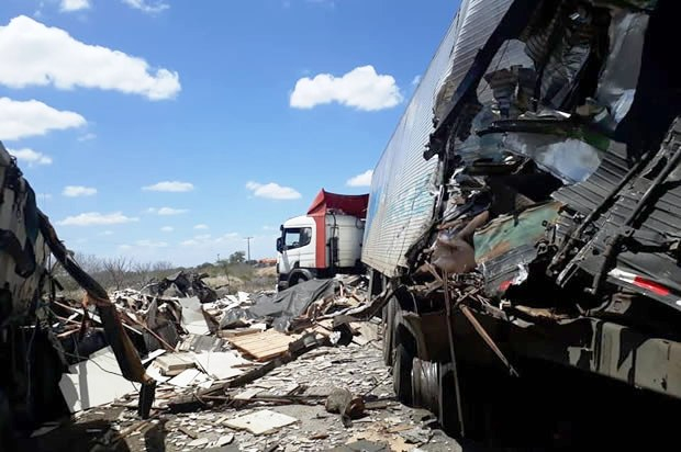 Caminhão parado para troca de pneu é atingido por outro na BR 116 Norte. Uma pessoa morreu