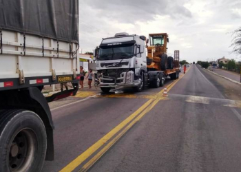 Riachão do Jacuípe – Carreta colide na traseira de outra e minutos depois moto se acidenta com dois ocupantes