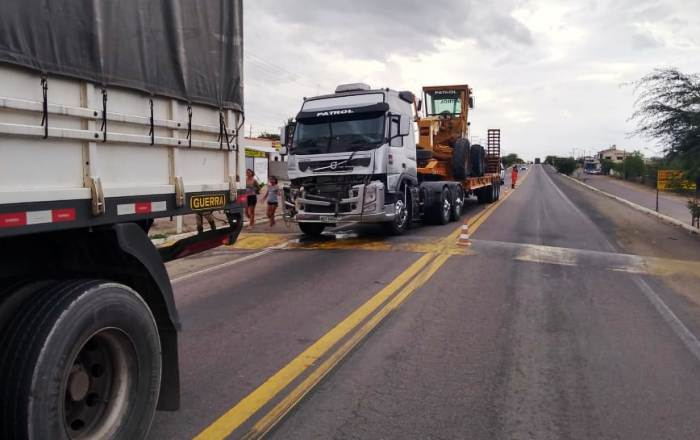 Riachão do Jacuípe – Carreta colide na traseira de outra e minutos depois moto se acidenta com dois ocupantes