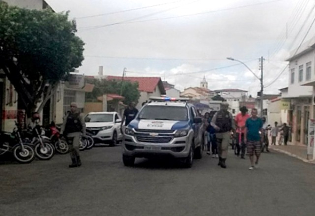 Carro de funerária quebra e PM disponibiliza viatura para condução do corpo até o cemitério