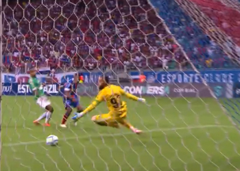 Com gol de Élber, Bahia vence a Chape, se afasta seis pontos do Z-4
