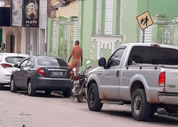 Homem surta, tira a roupa e anda nu pelas ruas de Ipirá