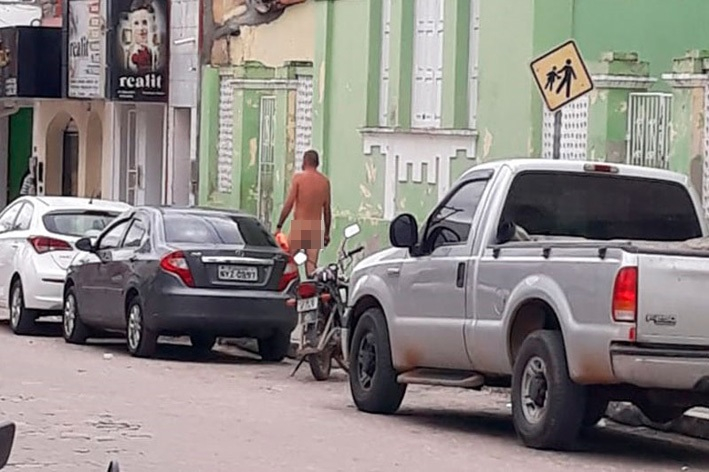 Homem surta, tira a roupa e anda nu pelas ruas de Ipirá