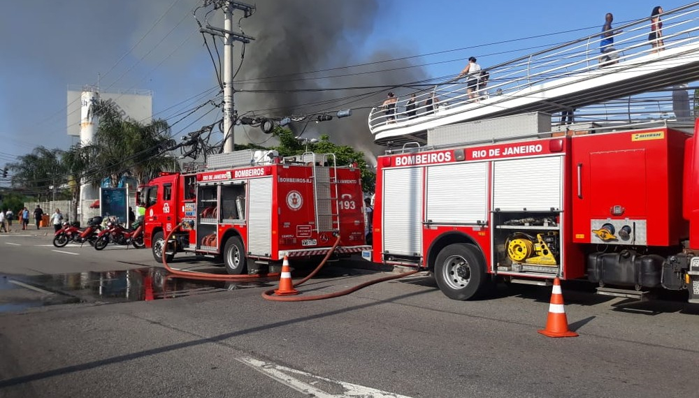 RJ – Fogo destrói parte do Hospital Lourenço Jorge; três pacientes morrem na transferência