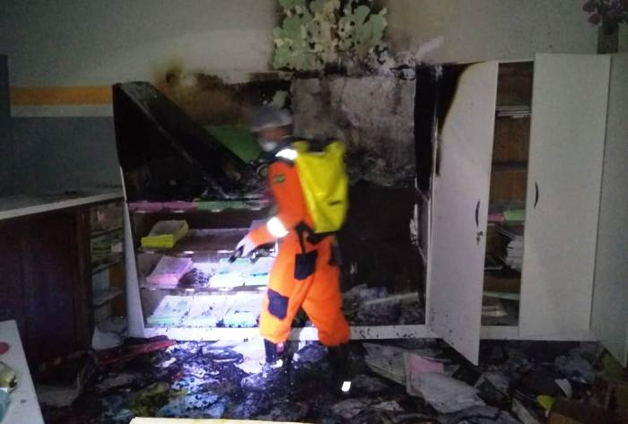 Riachão I – Escola é parcialmente destruída pelo fogo