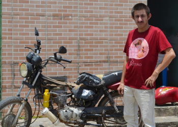 Paraibano analfabeto cria moto movida a água