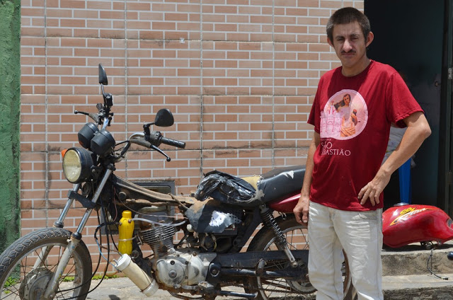 Paraibano analfabeto cria moto movida a água