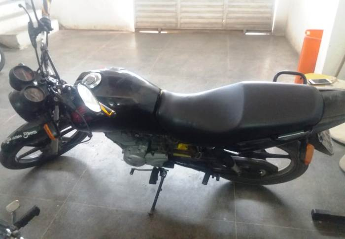 Coité – PM apreende moto com licenciamento atrasado e descobre dois celulares roubados na carenagem