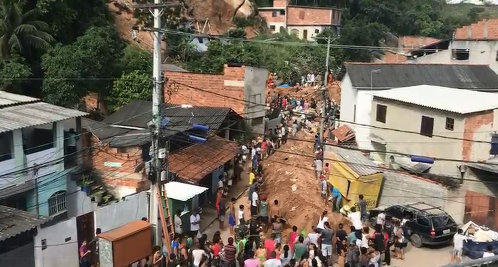 RJ – Dez pessoas morrem em deslizamento em Niterói