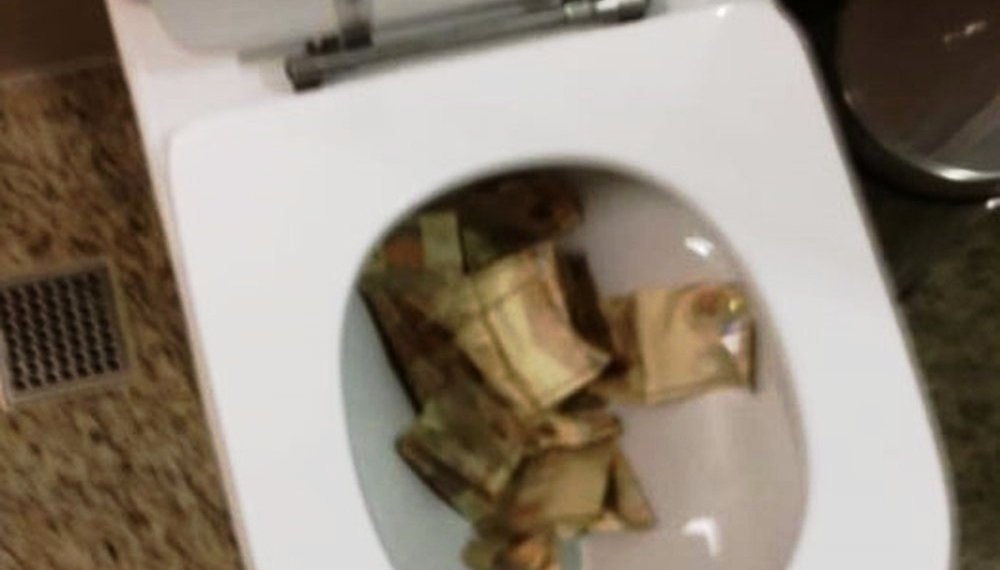 MG – Advogado preso em operação tentou se livrar de dinheiro pela privada de casa; diz PF