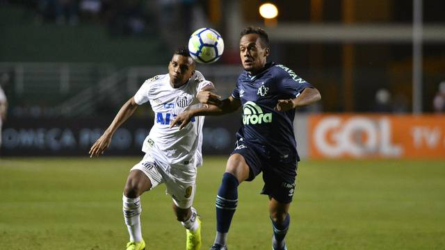 Chape vence o Santos no Pacaembu e complica ainda mais situação do Vitória na luta contra o rebaixamento