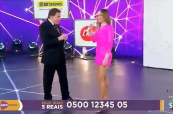 Silvio Santos assedia Claudia Leitte em plena apresentação do Teleton