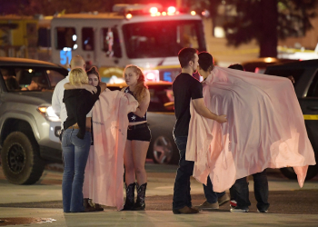 Atirador invade bar e mata doze pessoas nos Estados Unidos